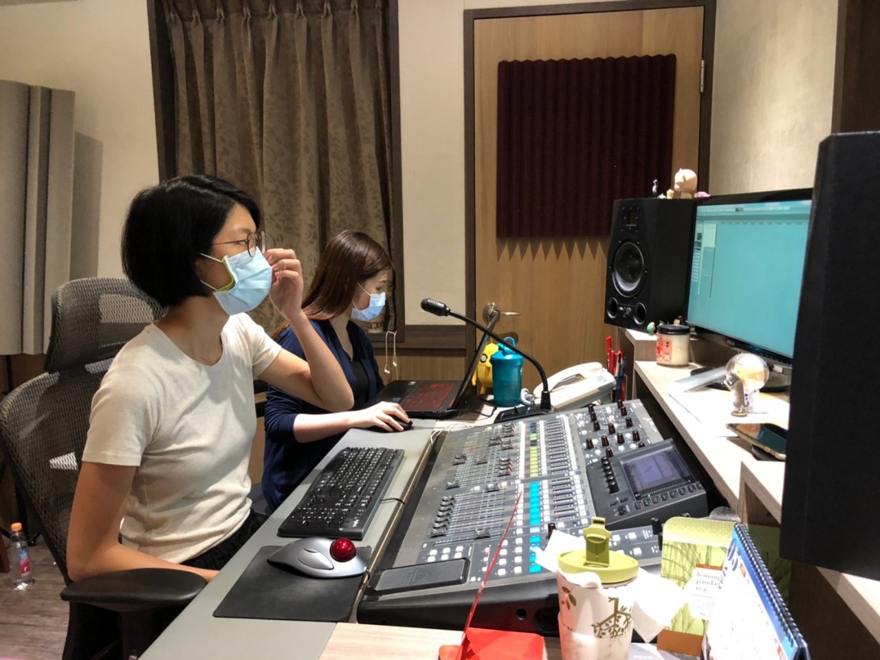 聲音導演井西跟錄音師悅農正專心監聽聲優的演出。